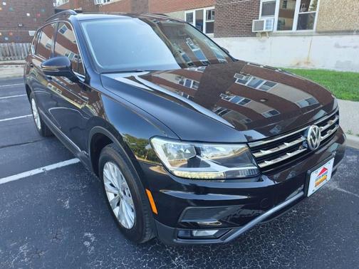 Deep Black Pearl Metallic 2018 Volkswagen Tiguan 2.0T SE 4MOTION