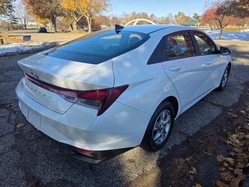 2021 Hyundai ELANTRA SE