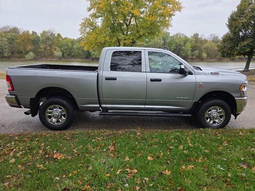 2022 RAM 2500 Tradesman Crew Cab 4x4 6'4' Box