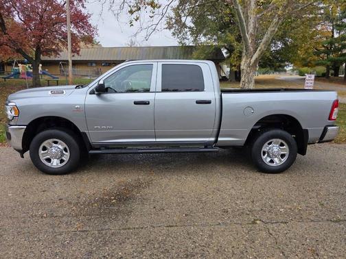 2022 RAM 2500 Tradesman Crew Cab 4x4 6'4' Box