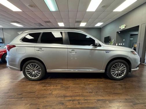 2022 Mitsubishi Outlander PHEV LE