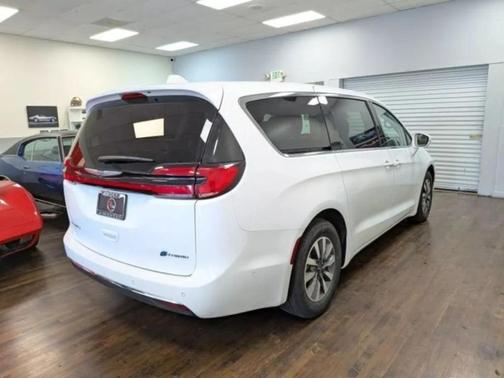 2022 Chrysler Pacifica Hybrid Touring L