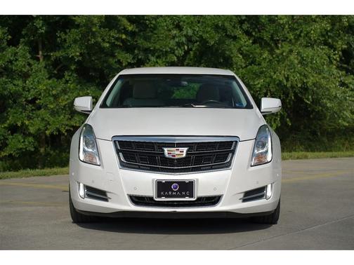 Crystal White Tricoat 2017 Cadillac XTS Luxury