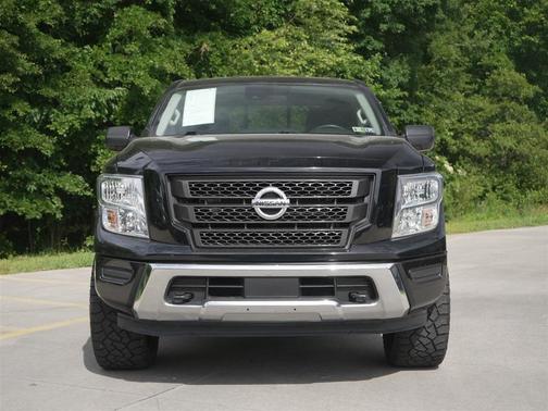 Super Black 2022 Nissan Titan SV