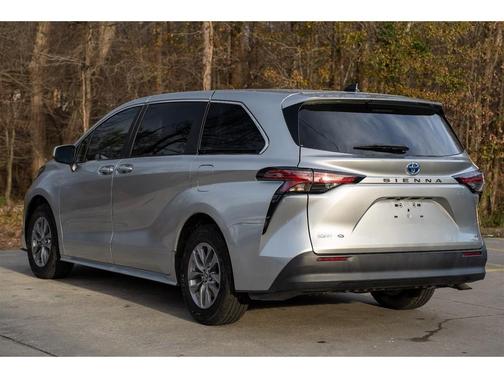 2022 Toyota Sienna LE