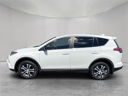 Photo 4 of 34 of 2018 Toyota RAV4 LE