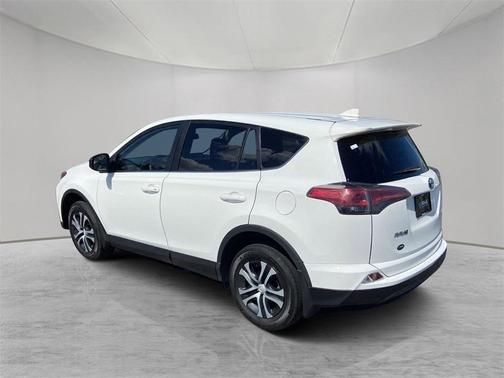 Photo 5 of 34 of 2018 Toyota RAV4 LE
