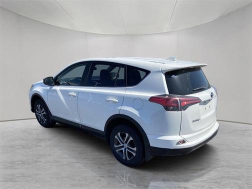 Photo 5 of 34 of 2018 Toyota RAV4 LE