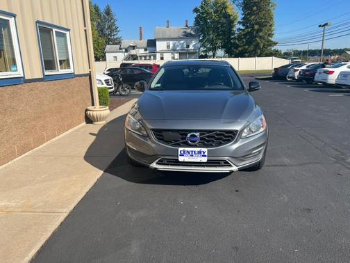Photo 2 of 31 of 2016 Volvo V60 Cross Country T5