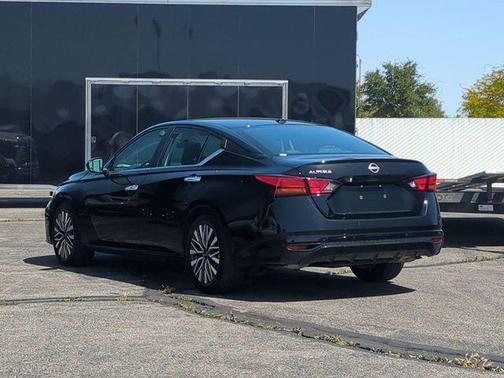 Super Black 2025 Nissan Altima SV FWD