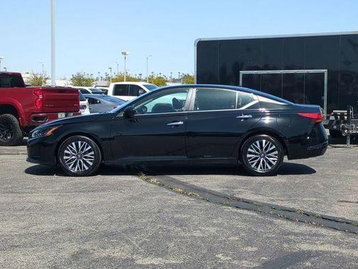 Super Black 2025 Nissan Altima SV FWD
