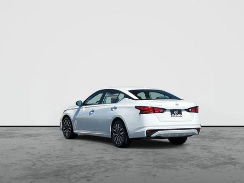 Glacier White 2025 Nissan Altima SV FWD