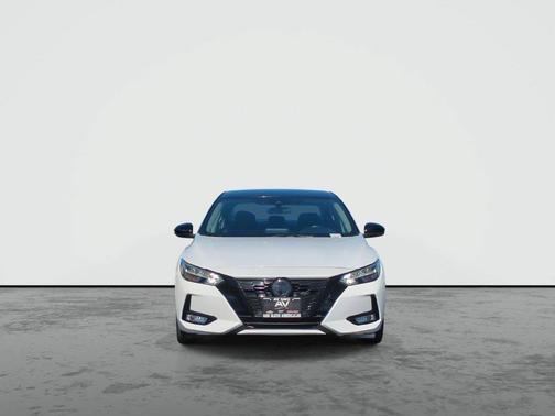 Aspen White Tricoat/Super Black 2023 Nissan Sentra SR