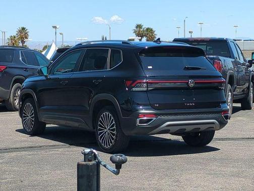 Deep Black Pearl 2025 Volkswagen Taos 1.5T SE