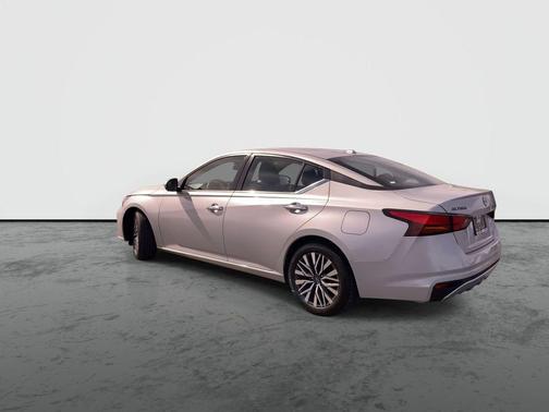 Brilliant Silver Metallic 2023 Nissan Altima 2.5 SV