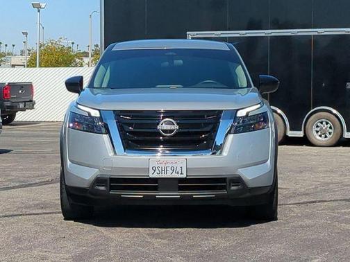 Brilliant Silver Metallic 2024 Nissan Pathfinder S FWD
