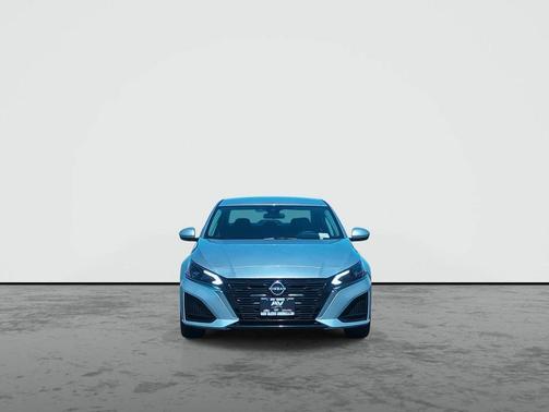 Brilliant Silver Metallic 2023 Nissan Altima S FWD