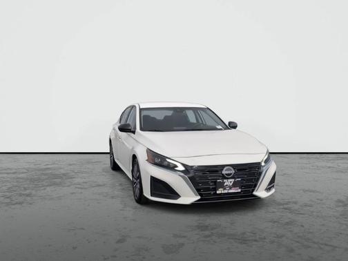 Glacier White 2025 Nissan Altima SV FWD