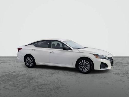 Glacier White 2025 Nissan Altima SV FWD