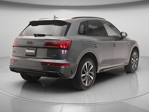 Daytona Gray Pearl Effect 2024 Audi Q5 45 S line quattro Premium