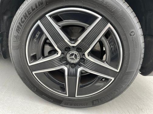 Graphite Gray Metallic 2026 Mercedes-Benz GLC 300 Base