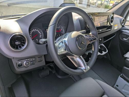 2025 Mercedes-Benz Sprinter 2500 Crew 144 WB