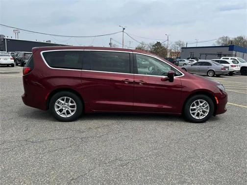 2022 Chrysler Voyager LX