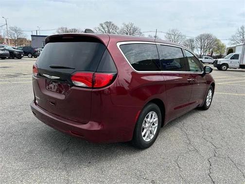 2022 Chrysler Voyager LX