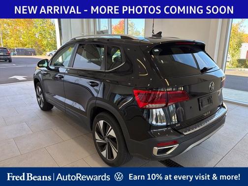 Deep Black Pearl Effect 2024 Volkswagen Taos 1.5T SE