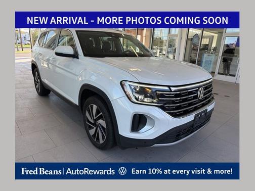 Opal White Pearl Effect 2024 Volkswagen Atlas 2.0T SEL