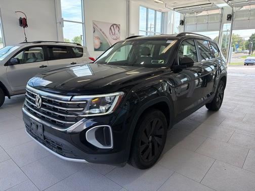 Deep Black Pearl Effect 2024 Volkswagen Atlas 2.0T SE