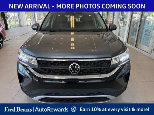 Platinum Gray Metallic 2023 Volkswagen Taos 1.5T SE