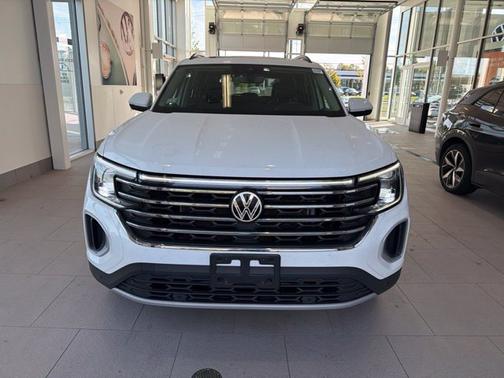 Pure White 2024 Volkswagen Atlas 2.0T SE