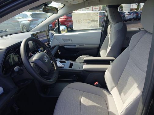 2025 Toyota Sienna LE