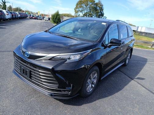 2025 Toyota Sienna LE