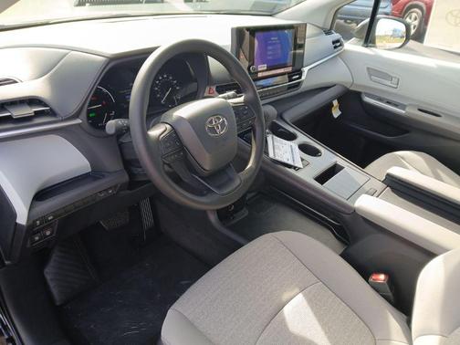2025 Toyota Sienna LE
