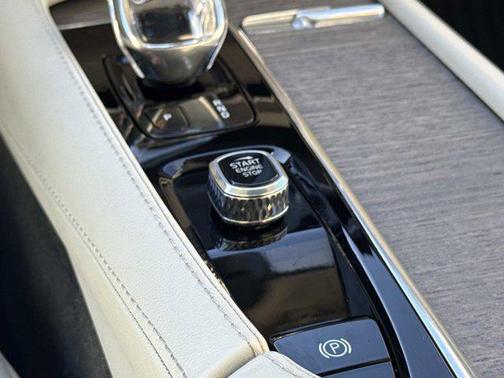 2022 Volvo XC90 Recharge Plug-In Hybrid T8 Inscription 6 Passenger