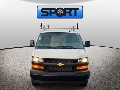 GAZ SUMMIT WHITE 2026 Chevrolet Express 2500 LT
