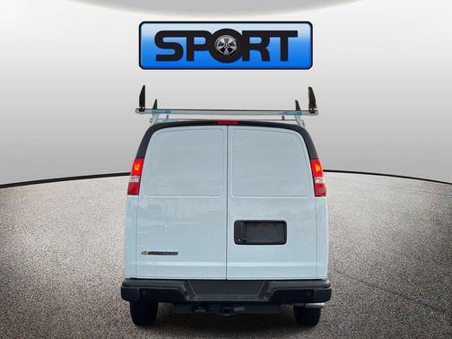 GAZ SUMMIT WHITE 2026 Chevrolet Express 2500 LT