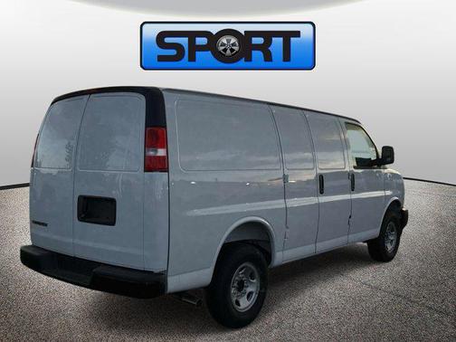 GAZ SUMMIT WHITE 2026 Chevrolet Express 2500 LT