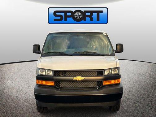 GAZ SUMMIT WHITE 2026 Chevrolet Express 2500 LT