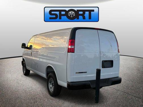 GAZ SUMMIT WHITE 2026 Chevrolet Express 2500 LT