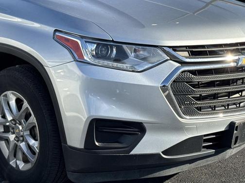 Silver Ice Metallic 2018 Chevrolet Traverse LS