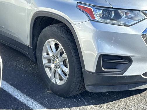 Silver Ice Metallic 2018 Chevrolet Traverse LS