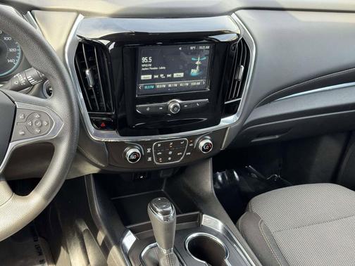 Silver Ice Metallic 2018 Chevrolet Traverse LS