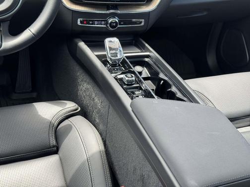 Denim Blue Metallic 2026 Volvo XC60 B5 Ultra