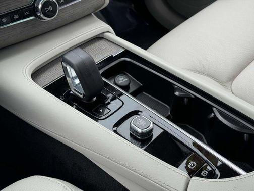 2023 Volvo XC90 Recharge Plug-In Hybrid T8 Plus Dark Theme 7-Seater