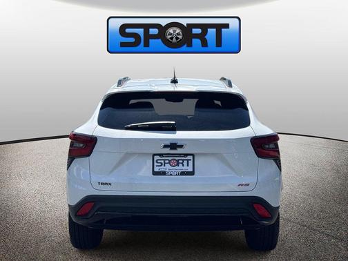 Summit White 2026 Chevrolet Trax FWD 2RS