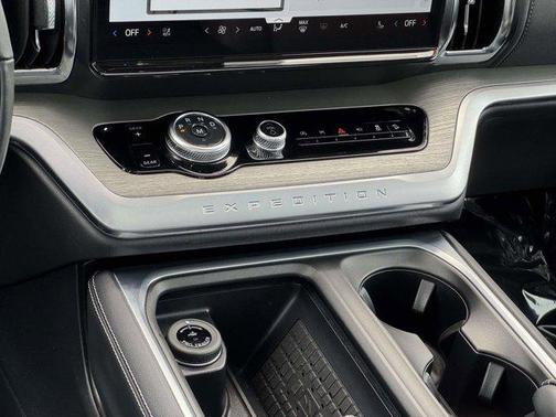 Oxford White 2025 Ford Expedition Platinum