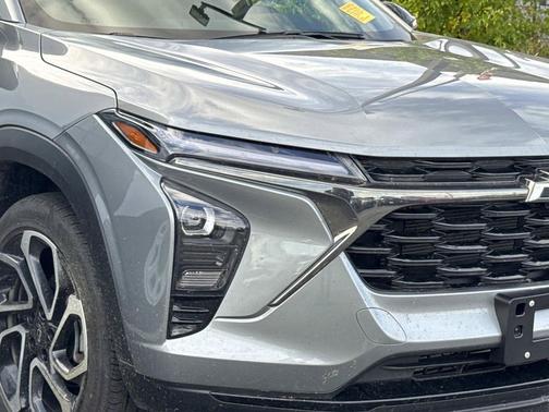 Sterling Gray Metallic 2025 Chevrolet Trax FWD 2RS